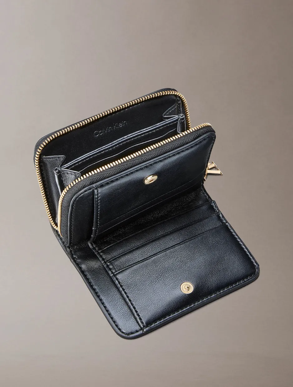 Calvin Klein naisten lompakko CK Medium Flap Zip Around,>Calvin Klein Accessories Hot
