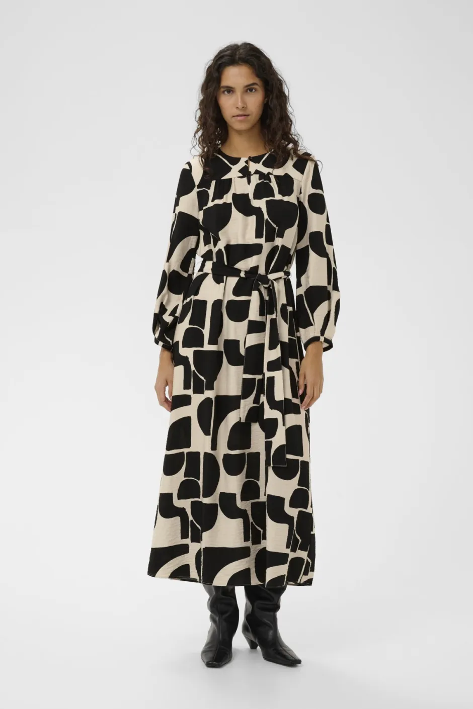 mekko LYNNIW Belted Dress, musta kuosillinen>Inwear Hot