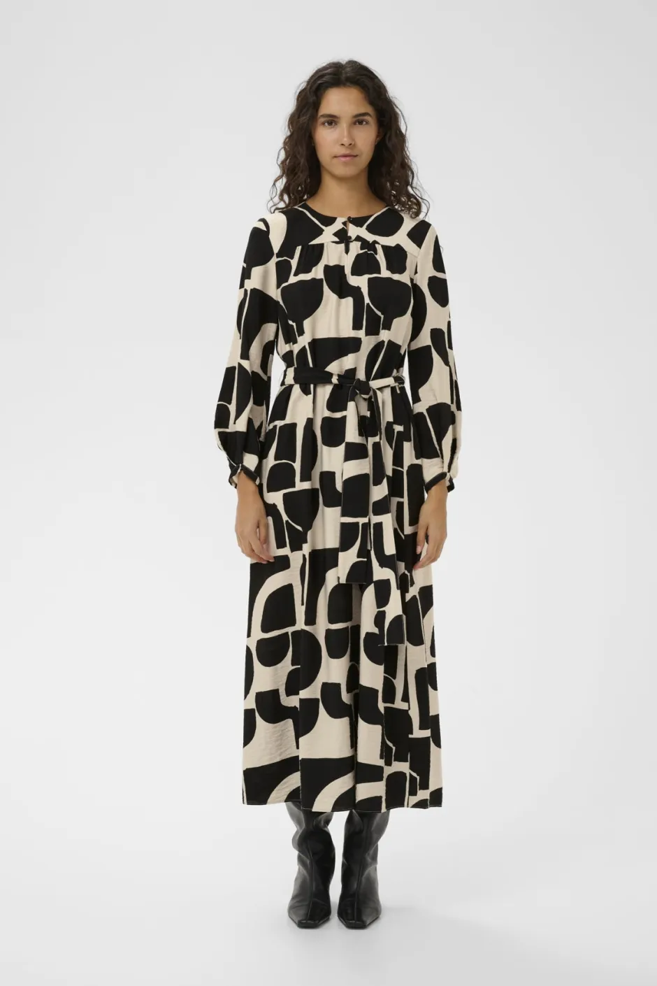mekko LYNNIW Belted Dress, musta kuosillinen>Inwear Hot