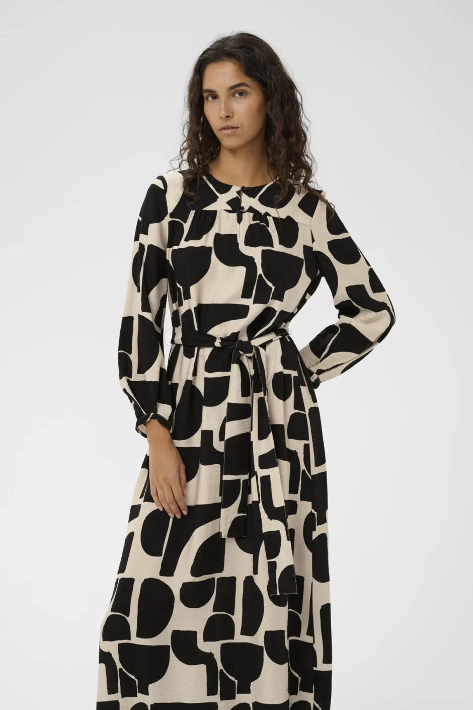 mekko LYNNIW Belted Dress, musta kuosillinen>Inwear Hot