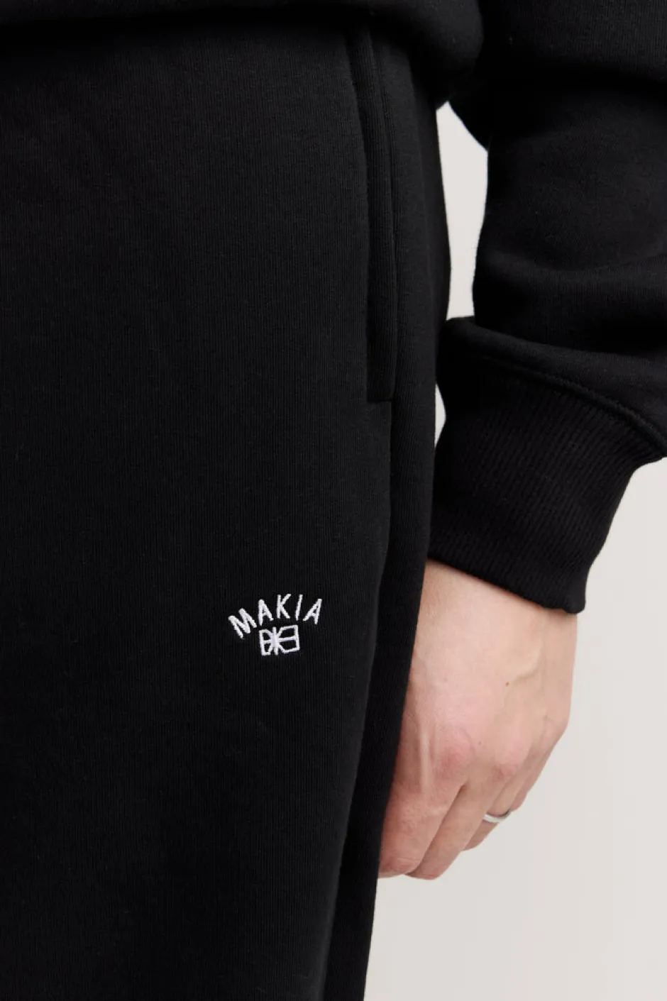 miesten collegehousut Cove ZIP POCKET,>Makia Discount