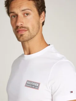 miesten t-paita, PRINTED BADGE TEE><noscript><img width=